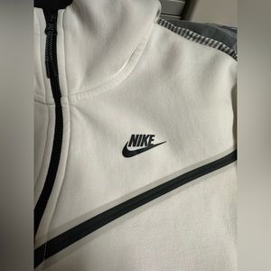 (SOLD) Men’s Old Season White Nike Tech Fleece (SIZE Medium) ~ Lightly Used